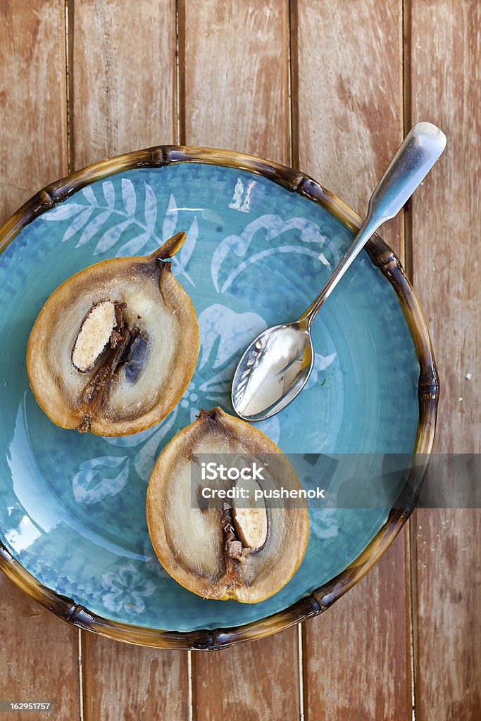 Abiu fruits frais coupés dans la moitié repas servi dans une assiette bleue - Photo de Aliment libre de droits