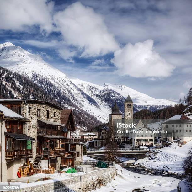Aldeia Nos Alpes Suíços - Fotografias de stock e mais imagens de Aldeia - Aldeia, Alpes Europeus, Alpes de Engadine