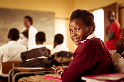 Retrato de joven feliz chica en Sudáfrica en montaje tipo aula photo
