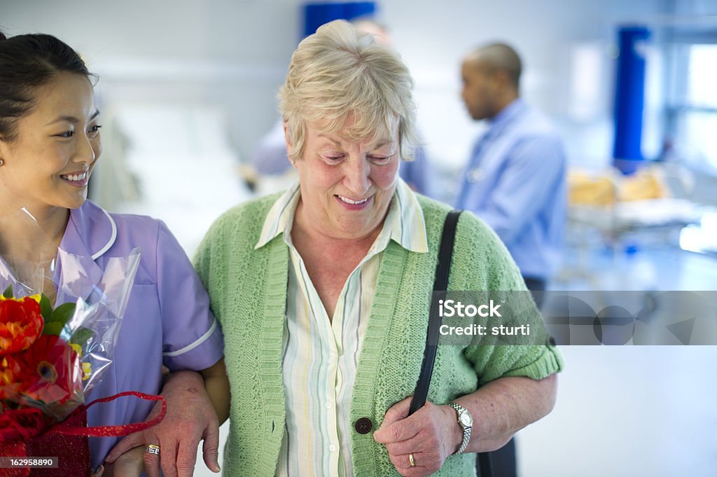 Quitter l'hôpital - Photo de Partir libre de droits