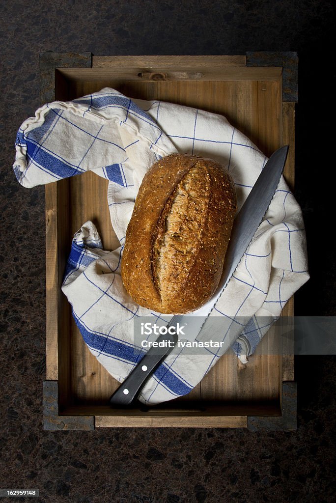Батон с ножом и Кухонное полотенце - Стоковые фото Посудное полотенце роялти-фри