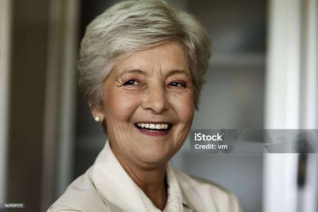 Hermosa sonriente mujer Senior - Foto de stock de 65-69 años libre de derechos