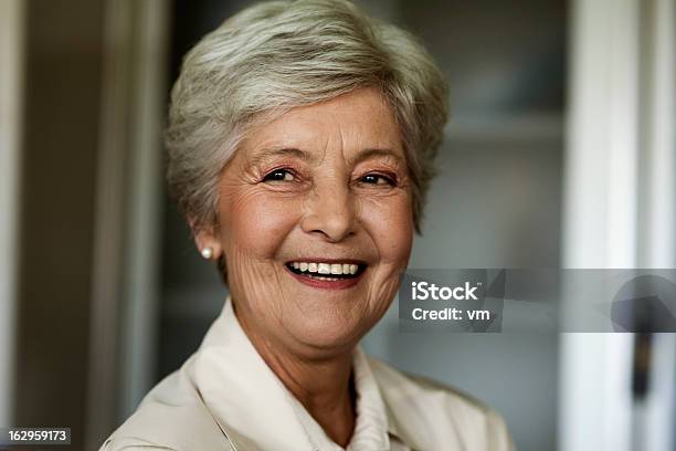 Hermosa Sonriente Mujer Senior Foto de stock y más banco de imágenes de 65-69 años - 65-69 años, Adulto, Adulto maduro