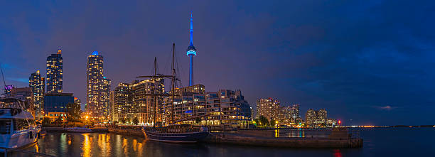 toronto margem do lago ontário marina apartamentos iluminada ao anoitecer no canadá - toronto waterfront commercial dock canada - fotografias e filmes do acervo