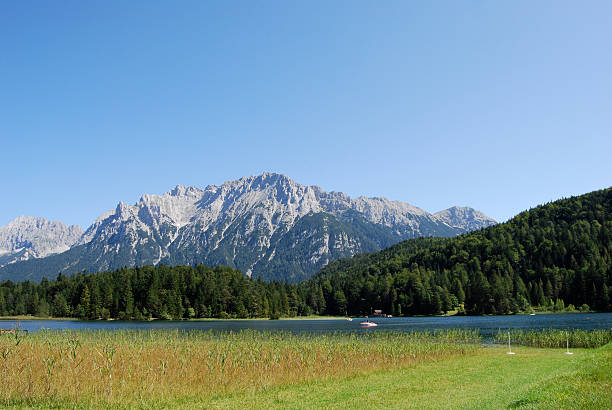 prato e l'idilliaco lake in baviera - lautersee lake foto e immagini stock