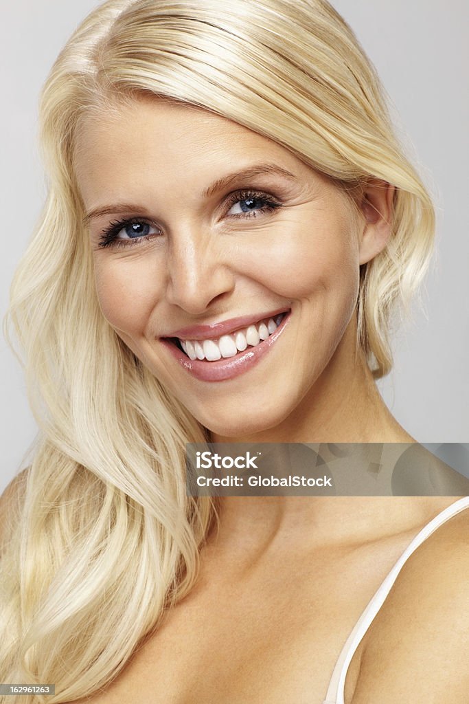 sensual mulher confiante, sorrindo para você - Royalty-free 20-29 Anos Foto de stock