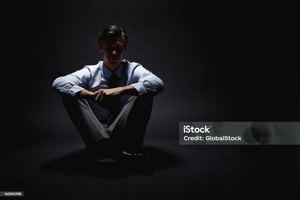 Executive seduto e contemplano - Foto stock royalty-free di Attraversare