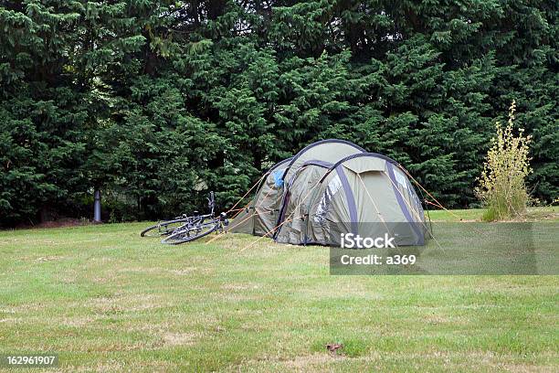 Motociclista En Carpa Foto de stock y más banco de imágenes de Andar en bicicleta - Andar en bicicleta, Aventura, Bicicleta