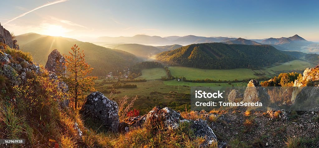 panorama di montagna in Slovacchia-primavera - Foto stock royalty-free di Albero
