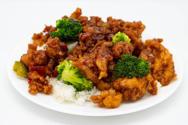 general tso's chicken with white rice and broccoli on a white plate - chicken general tso food imagens e fotografias de stock