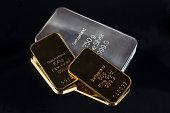 gold-und-silberbarren-unterschiedlichen-gewichts-isoliert-auf-schwarz.jpg?b=1&s=170x170&k=20&c=apmpl5IoyelgZFkrD6LMX0iQ50lGTlzlTVwIkBoGzc4=