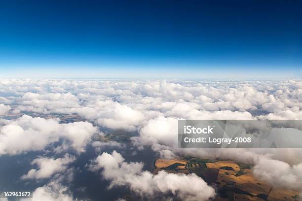 Paisagem Com Nuvens Céu Azul E Branco Nuvem - Fotografias de stock e mais imagens de Ao Ar Livre - Ao Ar Livre, Azul, Beleza natural