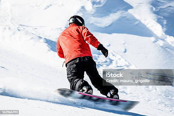 Giovane Uomo Snowboard - Fotografie stock e altre immagini di Snowboard - Snowboard, Vista posteriore, Tavola da snowboard