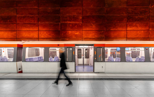 地下鉄の電車に対する人間のぼやけた動き - subway station subway train underground hamburg germany ストックフォトと画像