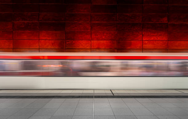 ハンブルクハーフェンシティ駅での地下鉄のぼやけた動き - subway station subway train underground hamburg germany ストックフォトと画像