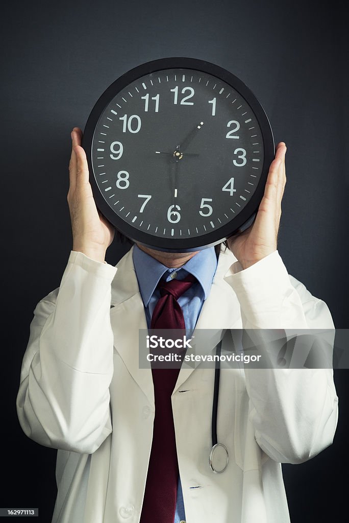 Médico que trabaja con el transcurso del tiempo - Foto de stock de Adulto libre de derechos