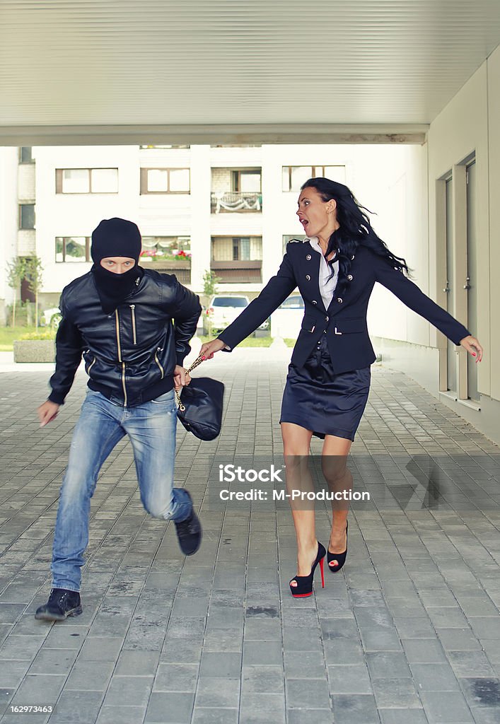 Bandit rubare Donna in carriera borsa in strada - Foto stock royalty-free di Adulto