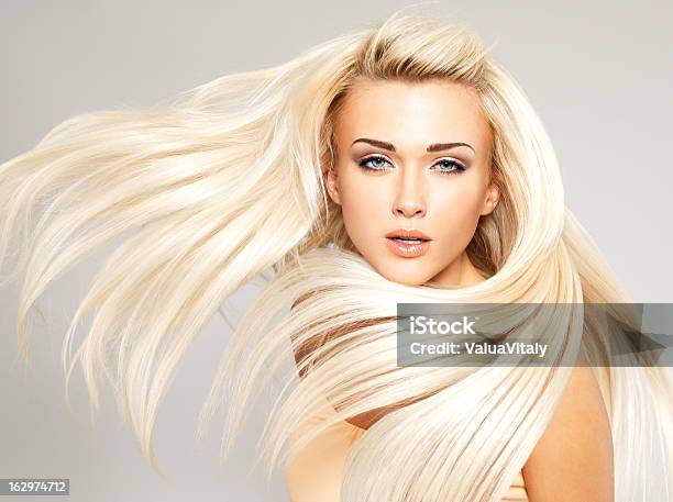 Blonden Frau Mit Langen Geraden Haaren Stockfoto und mehr Bilder von Blondes Haar - Blondes Haar, Wind, Model