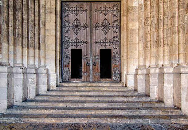 A porta A Catedral de s'em Lisboa, Portugal - fotografia de stock