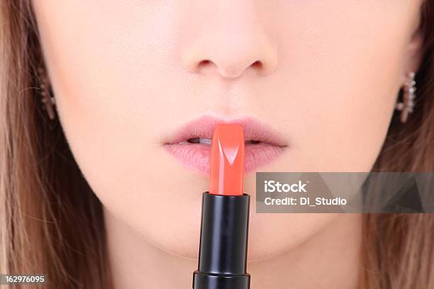 女性の唇にオレンジ色の口紅 - カラフルのストックフォトや画像を多数ご用意 - カラフル, クローズアップ, スタジオ撮影