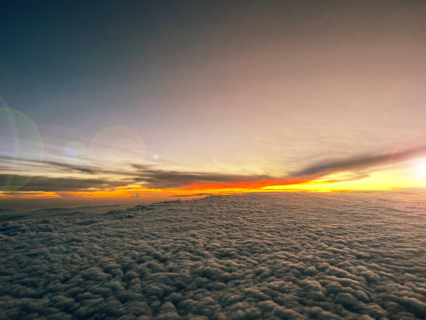 точка зрения кабины, облачное небо на восходе солнца, горизонтальное неподвижно - cockpit pilot night airplane стоковые фото и изображения