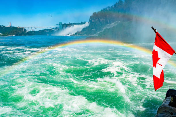 огромная радуга и канадский флаг, вид на водопад фата невесты, ниагарский водопад, часть козьего острова, онтарио, канада. фото высокого кач� - bridal veil falls niagara стоковые фото и изображения