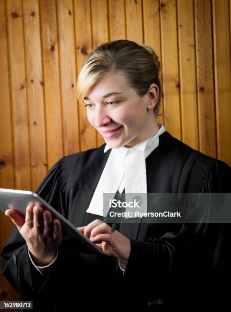 Das Restaurant Barrister Oder Anwalt In Traditionellen Bademäntel Mit Einem Elektronischen Notebook Stockfoto und mehr Bilder von Gerichtsgebäude