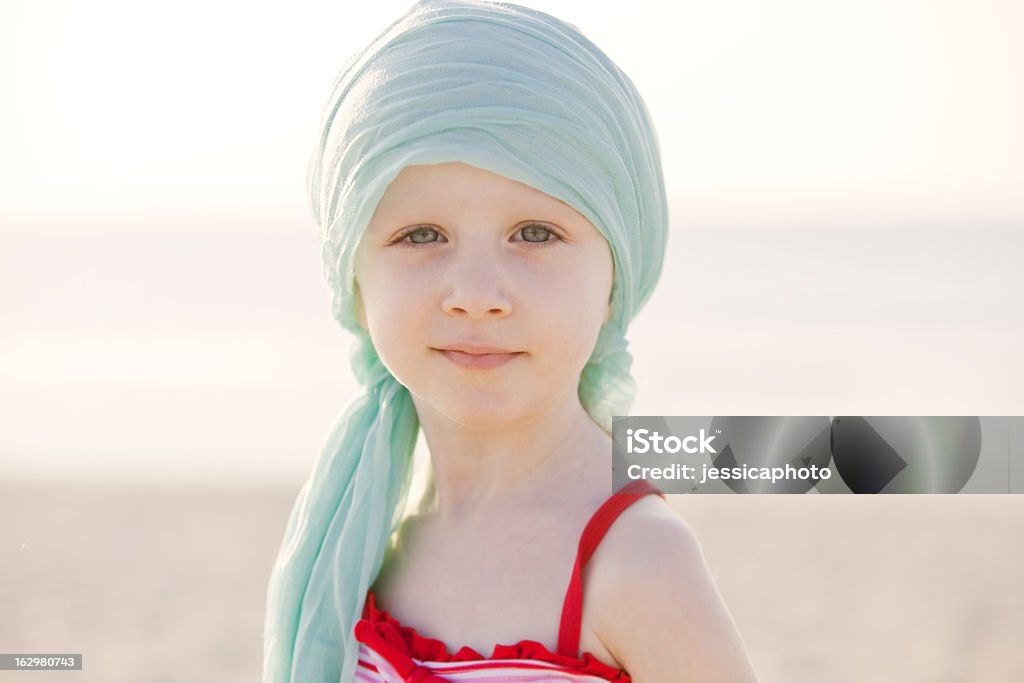 Sério Menina quimio- na praia - Royalty-free Cancro Foto de stock
