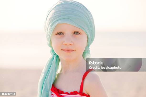 Sério Menina Quimio Na Praia - Fotografias de stock e mais imagens de Cancro - Cancro, Criança, Ao Ar Livre