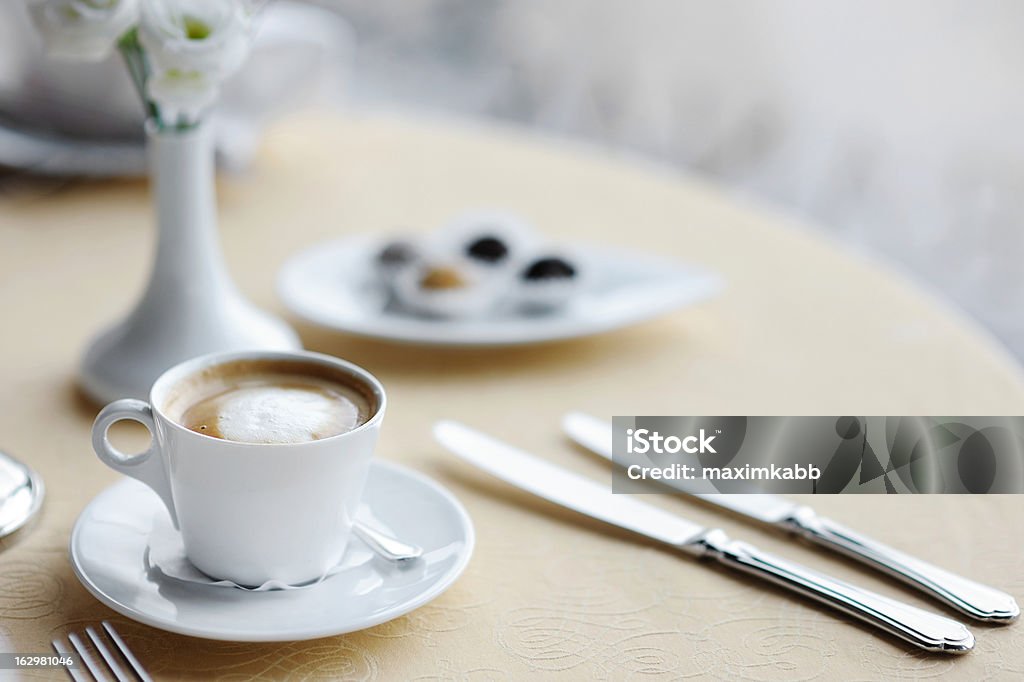 Taza de café sobre una mesa - Foto de stock de Belleza libre de derechos