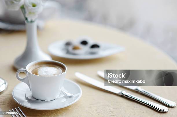 Taza De Café Sobre Una Mesa Foto de stock y más banco de imágenes de Belleza - Belleza, Café - Bebida, Café - Edificio de hostelería