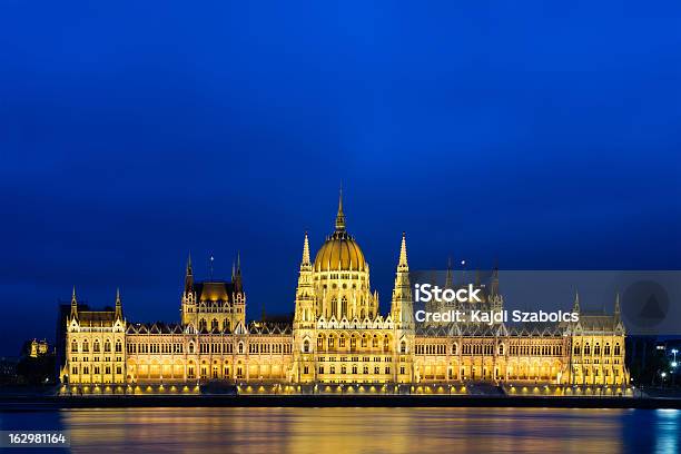 Węgierski Parlament - zdjęcia stockowe i więcej obrazów Architektura - Architektura, Bez ludzi, Bezchmurne niebo