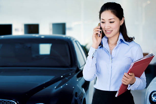 carro vendedora está no telefone - women customer service representative service standing imagens e fotografias de stock