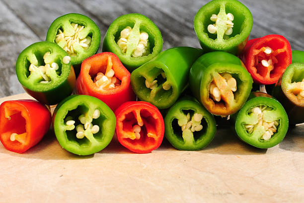 chili peppers coupé en deux. - red jalapeno photos et images de collection