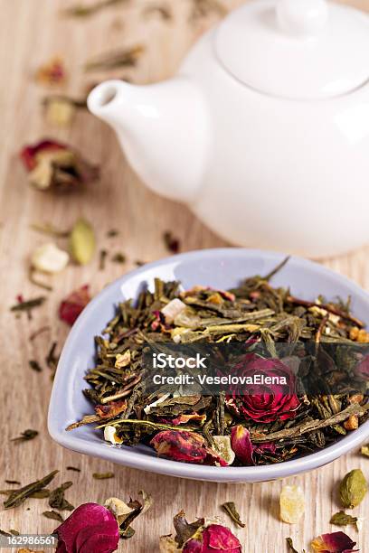 Té Verde Con Frutas Especias Y Pétalos De Rosa Y Hojas De Bambú Foto de stock y más banco de imágenes de Bambú - Familia de la Hierba