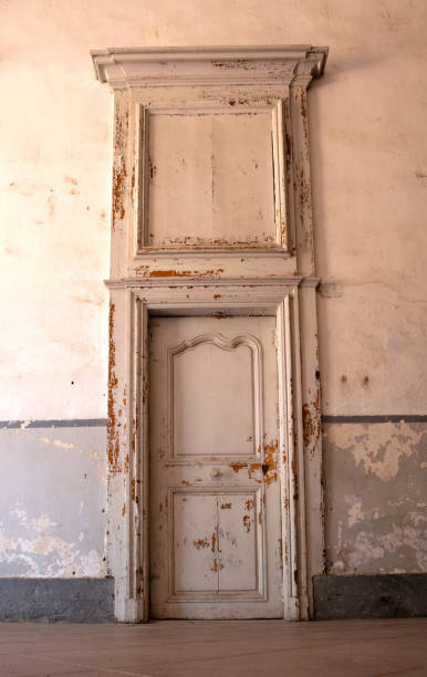 istock Old door in a building with a stone wall 1629872290