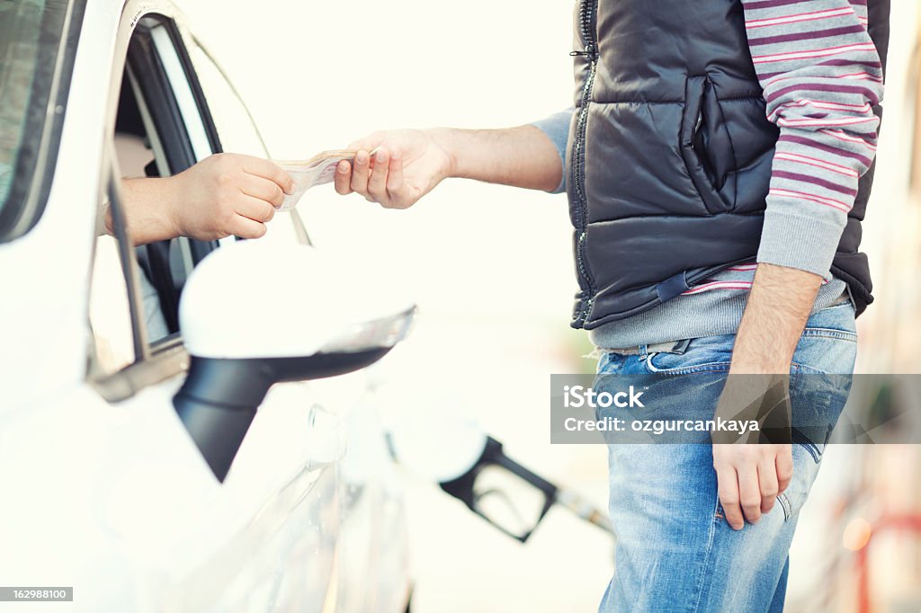 Für Treibstoff bezahlen - Lizenzfrei Auto Stock-Foto