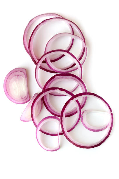 anéis de cebola vermelha isolados - spanish onion fotos imagens e fotografias de stock