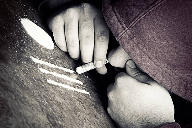 młody człowiek chrapać kokaina - snorting zdjęcia i obrazy z banku zdjęć