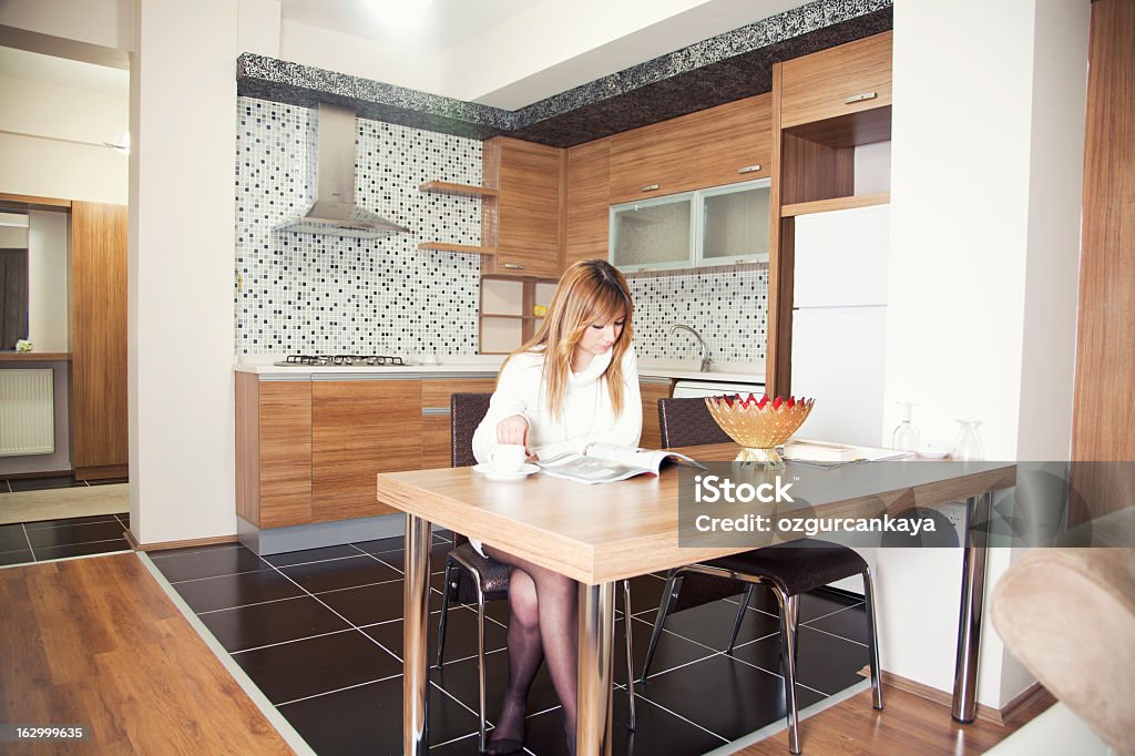 Mulher lendo uma revista - Foto de stock de 20-24 Anos royalty-free