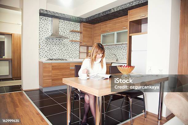 Foto de Mulher Lendo Uma Revista e mais fotos de stock de 20-24 Anos - 20-24 Anos, Adulto, Armário