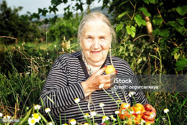 Пожилая Женщина — стоковые фотографии и другие картинки Женщины - Женщины, Лишний вес, Огород