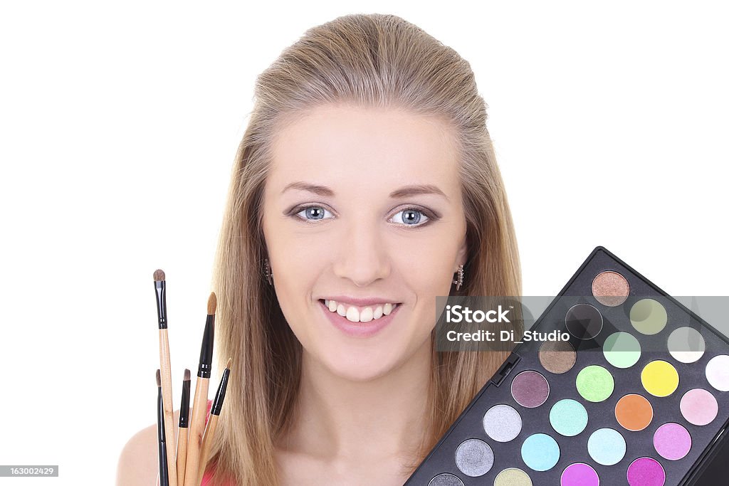 Giovane donna con tavolozza Ombretto trucco - Foto stock royalty-free di Adulto