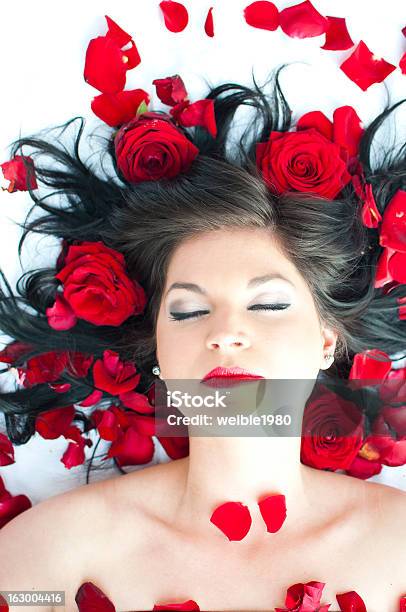 Schöne Rote Rosen Stockfoto und mehr Bilder von Aromatherapie - Aromatherapie, Attraktive Frau, Auf Rosen gebettet