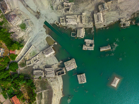 The houses submerged under the waters of the dam in the village of Darıbükü.