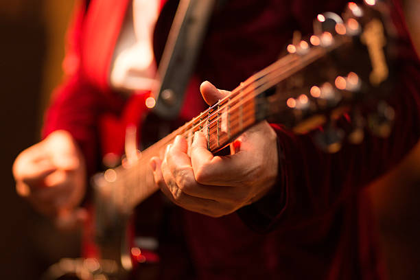 gitarrenspieler auf der bühne - musical instrument audio stock-fotos und bilder