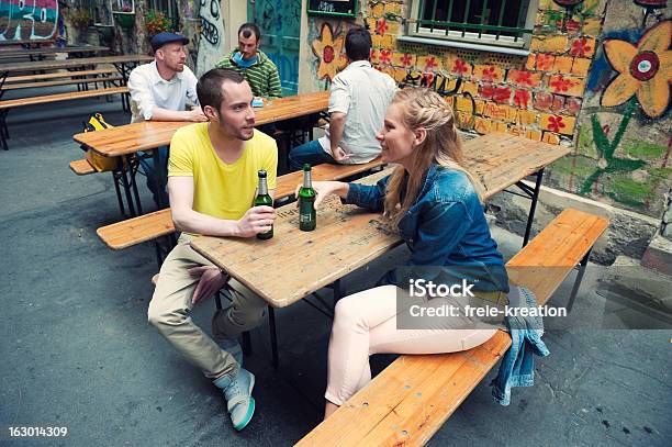 Photo libre de droit de Couple Boire De La Bière banque d'images et plus d'images libres de droit de Graffiti - Graffiti, Bière, Vie citadine