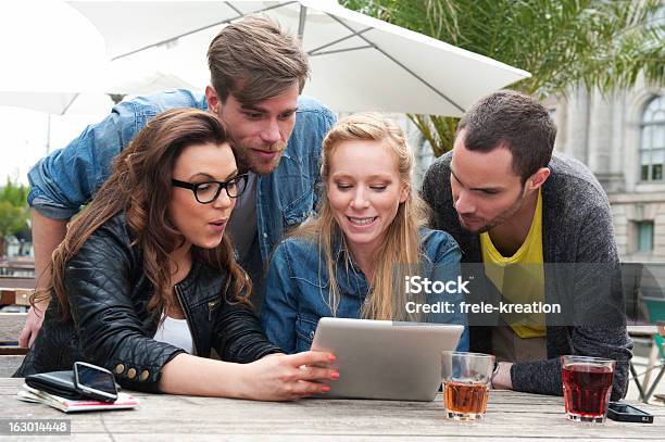 Grupo No Café Com Tablet Pc - Fotografias de stock e mais imagens de Café - Edifício de Restauração - Café - Edifício de Restauração, Mulheres, Surpresa