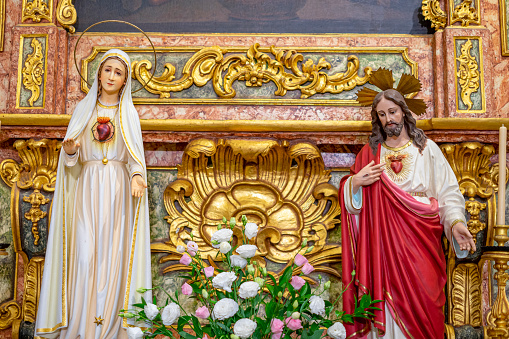 figure of the statue of the Sacred Heart of Jesus and statue of the Sacred Heart of Mary together on an altar inside the Igreja Matriz de Colares Nossa Senhora da Assunção