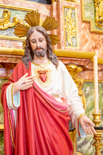 figure of the statue of the Sacred Heart of Jesus inside the Igreja Matriz de Colares Nossa Senhora da Assunção